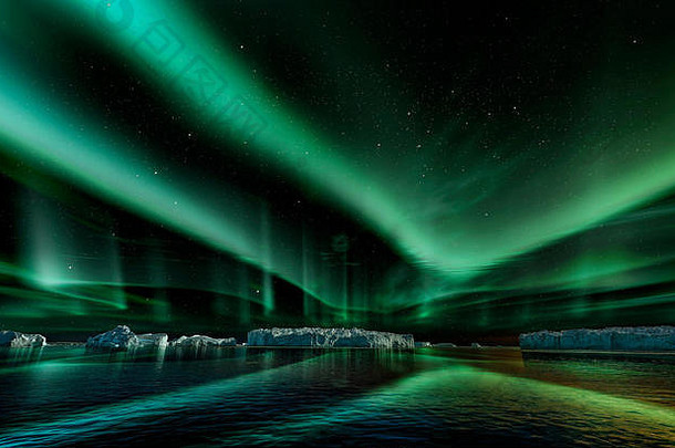 夜晚，绿色的北极光照耀下漂浮在格陵兰峡湾的冰山。