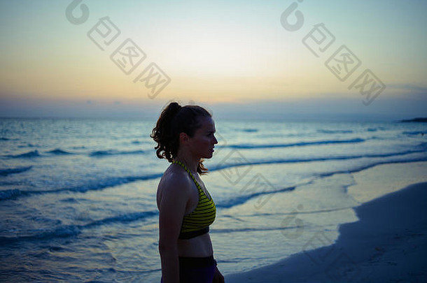轮廓健康的女人体育<strong>运动</strong>衣服海岸晚上放松锻炼