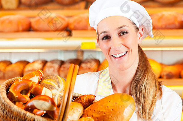 在她的面包房里卖新鲜面包、糕点和面包制品的女面包师或女售货员