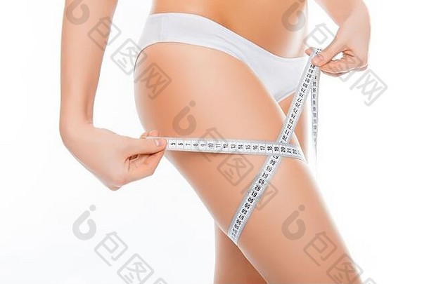 一位女士用卷尺测量腿部尺寸的特写照片