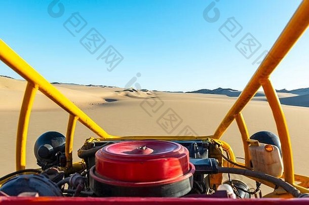 在秘鲁伊卡和华卡奇纳之间的沿海沙漠中，一辆沙漠马车的引擎。锐利的沙漠，锐利的引擎。