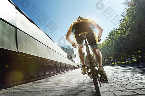 城市晴天场景中的骑车人肖像。自行车、自然、自行车、运动、自行车、极限、生活方式、冒险和运动概念，以年轻健康的白人男子为榜样