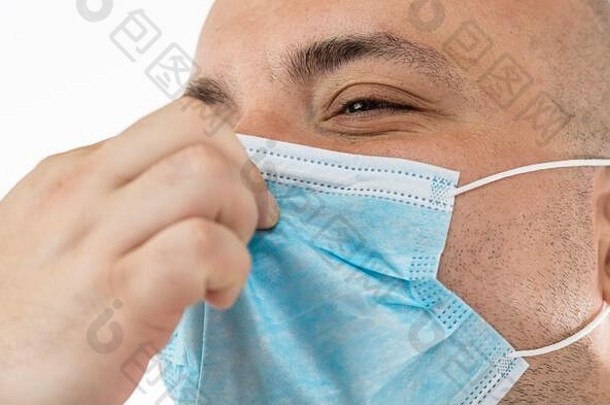 戴着医用防护口罩的白种人年轻人展示了大流行冠状病毒，一种在白色皮肤上分离的新冠肺炎。2019冠状病毒疾病爆发