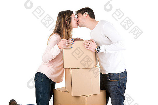 在<strong>新居</strong>公寓里，一对幸福的情侣亲吻着盒子