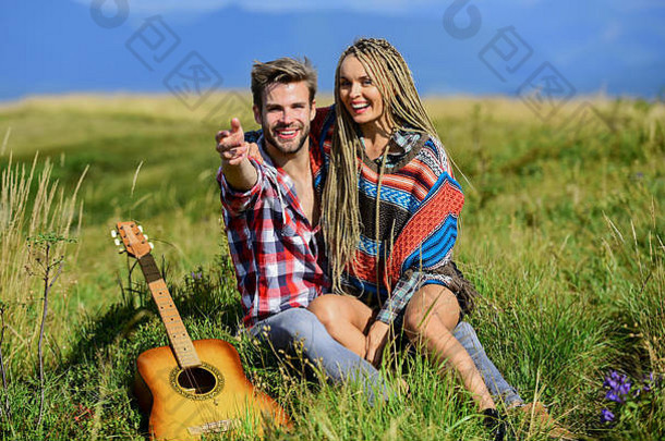 爱的关系。西部露营。徒步旅行相爱的情侣在一起度过空闲时间。快乐的吉他朋友。友谊篝火歌曲。男人为女孩弹吉他。乡村<strong>音乐</strong>浪漫的约会。
