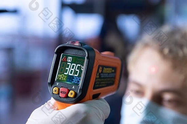 激光红外温度计温度控制，以控制一名显示高烧超过38摄氏度的身份不明者