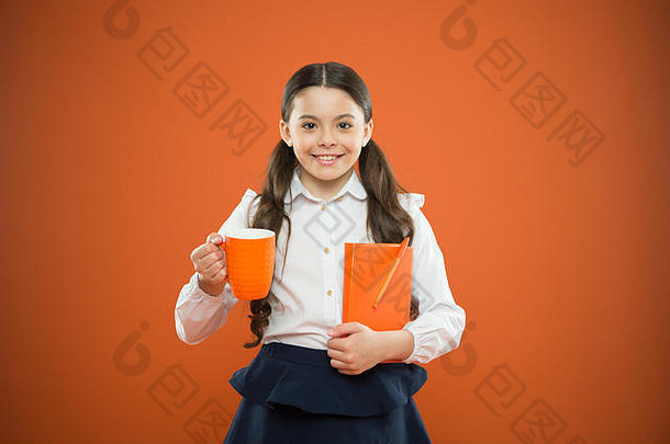 卡路里燃料大脑鼓舞人心的喝女孩喝可可茶女学生杯子茶打破放松充电水平衡享受茶学校类喝水