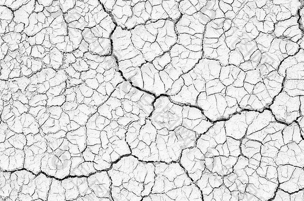 结构开裂的土壤地面土壤质地黑白背景，沙漠裂缝，干燥的地表干旱，在干旱的地面上有许多沟槽和裂缝