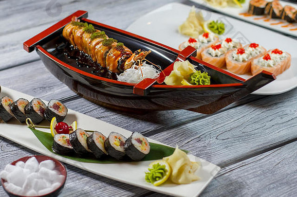 寿司船和盘子。