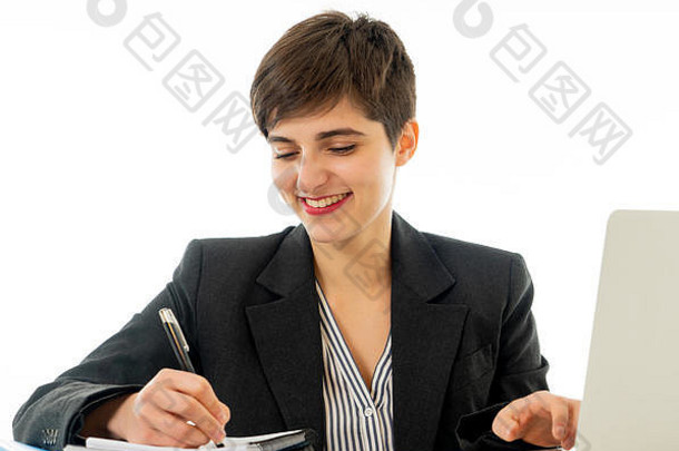 快乐、微笑、成功的女商人在笔记本电脑上工作，看起来工作很满意。在人、技术和文化方面<strong>都与</strong>白人背景隔离，