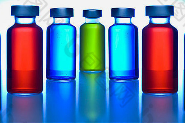 两排装满有色液体的小瓶。关注那些蓝色的。