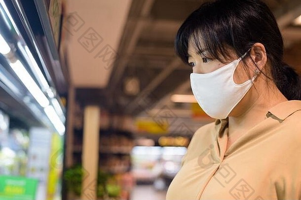 配置文件视图超重亚洲女人面具购物内部超市