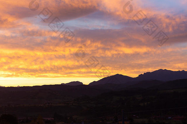 西班牙阿斯图里亚斯圣胡安附近日出时的山景
