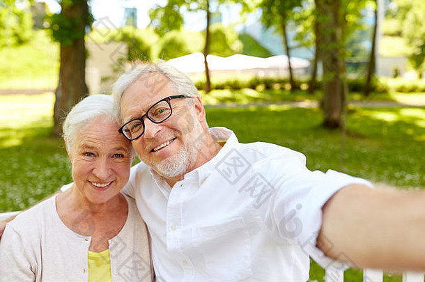 老年夫妇在夏季公园自拍