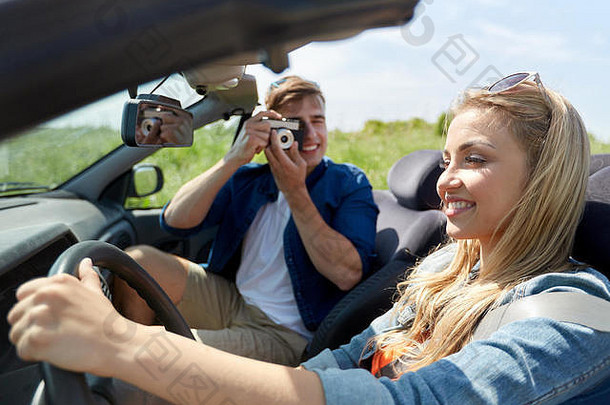 男子用胶卷相机拍摄开车的女子