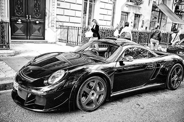 法国巴黎——2017年9月26日23日：豪华超级跑车保时捷RUF CTR3 Clubsport黑色停在巴黎街头。她是著名的昂贵汽车品牌