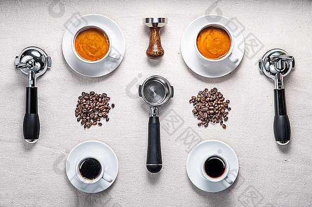 咖啡和咖啡制作设备的平面照片，包括咖啡豆、杯子、碟子和过滤器