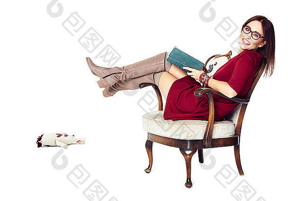 工作室拍摄有吸引力的女人放松书扶手椅