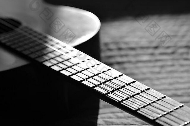 被太阳照亮的原声吉他碎片。非黑即白的