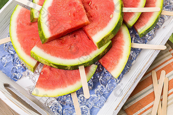 美味的西瓜片冰棍让人耳目一新治疗夏天野餐