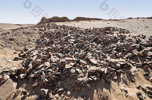 北非埃及东部沙漠的戴达默斯罗马要塞，沙漠地面上成堆的古代陶器碎片