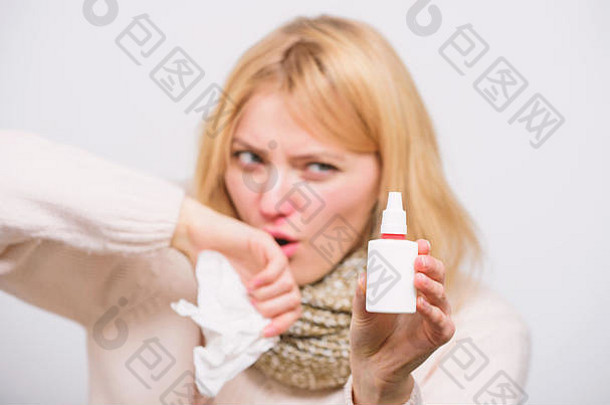 挤压鼻孔需要生病了女人喷涂药物治疗鼻子不健康的女孩鼻喷雾流鼻涕的鼻子治疗冷过敏鼻炎女孩护理鼻冷过敏
