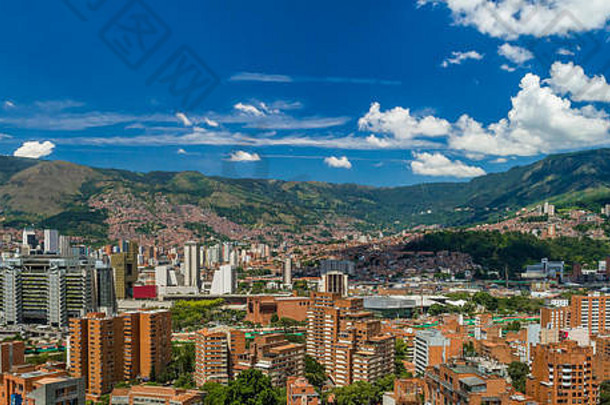 El Poblado en Medellin市到处都是各种大小的建筑，从阿布尔山谷到群山，唯一的景观是。。。拥有数百万瓦的建筑
