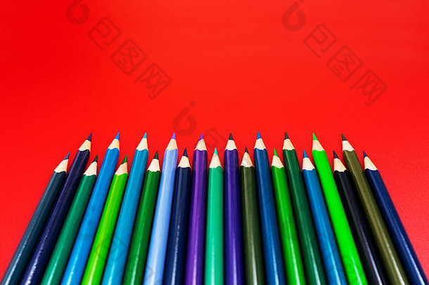 回来学校背景色彩斑斓的颜色铅笔红色的背景复制空间
