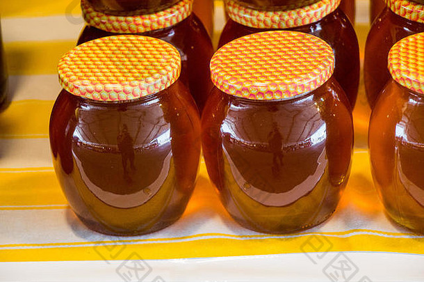 玻璃Jar完整的新鲜的蜂蜜成员