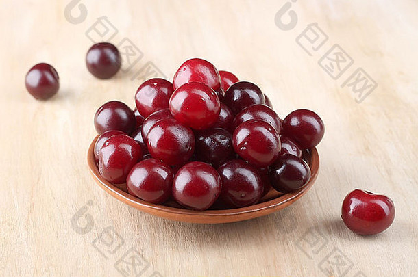 浆果成熟的樱桃放在木桌上