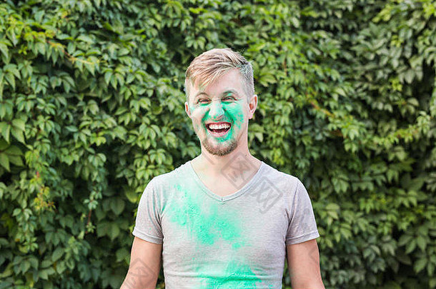 假期胡里节人概念微笑男人。摆姿势绿色粉衬衫脸