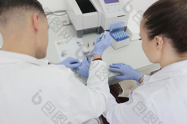 年轻的实验室科学家们工作实验室测试管显微镜测试研究临床实验室科学化学生物学