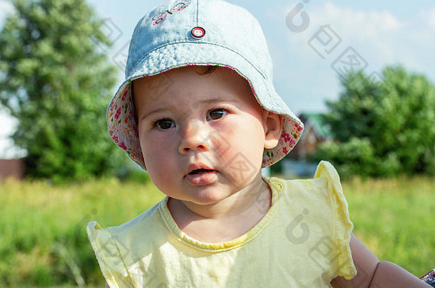 肖像孩子夏天衣服巴拿马特写镜头高加索人婴儿女孩个月走