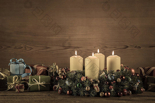 带有四根燃烧的蜡烛和圣诞礼物的降临节花环或皇冠作为<strong>代金券</strong>。
