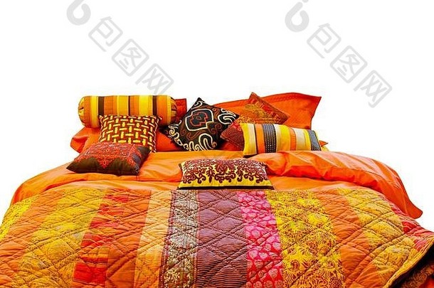 大床上色彩鲜艳的毯子枕头
