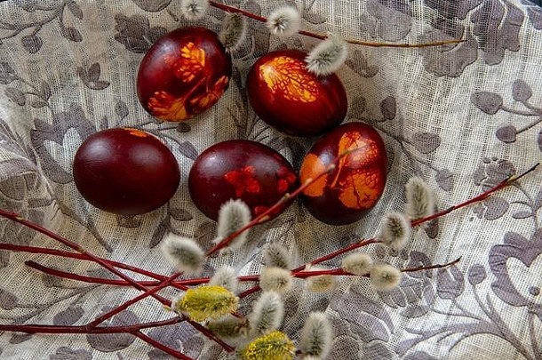 复活节彩蛋和柳枝是一种带有图案的亚麻织物。