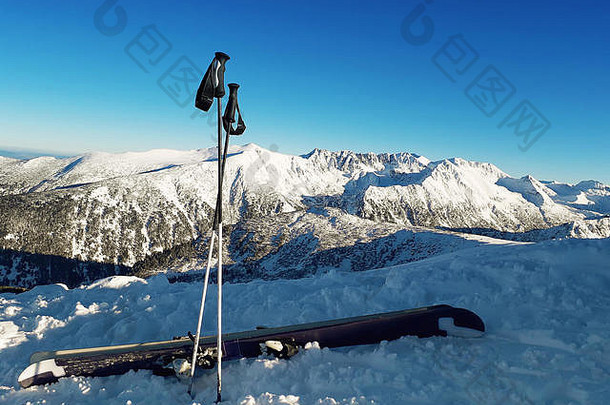 滑雪设备前托多尔卡峰视图雪覆盖Pirin山