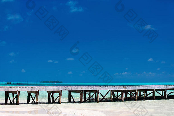 完美的白色沙子海滩绿松石热带海洋