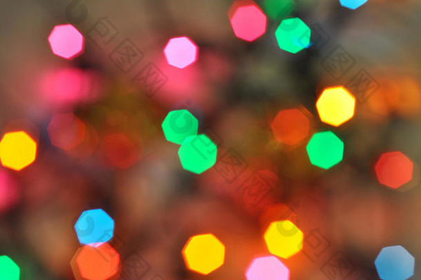 圣诞背景。用相机和镜头中的波基创造出发<strong>光</strong>的、喜庆的彩色<strong>光</strong>圈。圣诞仙子灯散焦，给人一种模糊的感觉