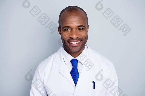 实习医生照片帅气皮肤黝黑帅哥心情好对病人微笑病毒学家检测致命疾病穿白色实验室外套蓝领