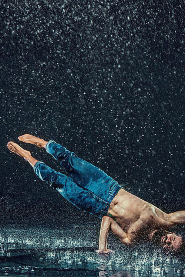 男霹雳舞者在水中。