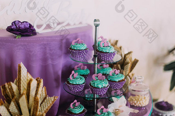 集美味的薰衣草蛋糕纸杯蛋糕有趣的饼架紫罗兰色的背胶
