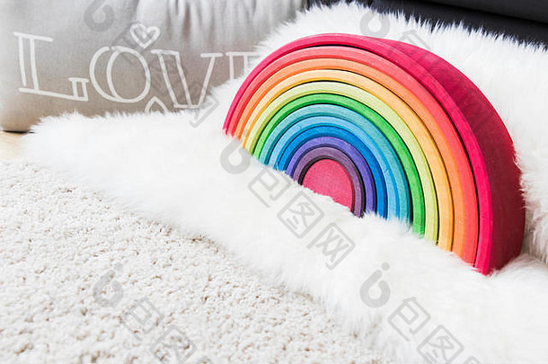 彩虹彩色的木白色地毯
