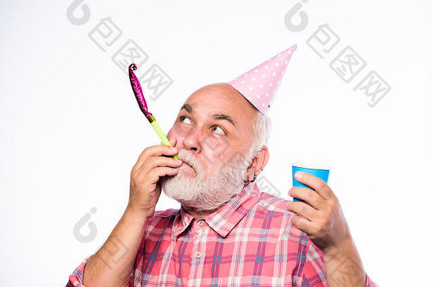 派对很有趣。生日快乐公司聚会。周年庆典。男人戴着派对圆锥形帽子，吹着口哨。有胡子的快乐男人。退休派对。戴着尖顶帽子、留着大胡子的成熟男人。