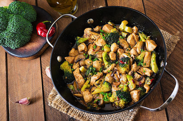 用西兰花和蘑菇炒鸡肉——中国食物。俯视图