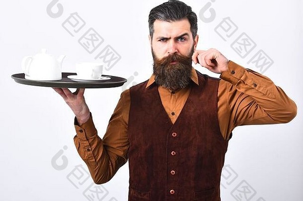 服务员端着白茶杯和茶壶。餐厅<strong>餐饮</strong>和服务理念。男士或时髦人士拿着白色背景的茶咖啡。酒吧招待<strong>卷</strong>曲胡子咖啡或茶。