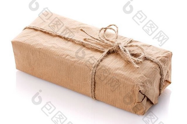 用白纸和粗麻布丝带包装的礼品盒，白色背景上隔离。