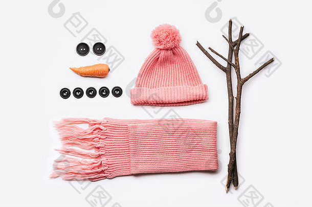 雪人设计说明。帽子、围巾、胡萝卜、纽扣和树枝——为冬季的乐趣而设