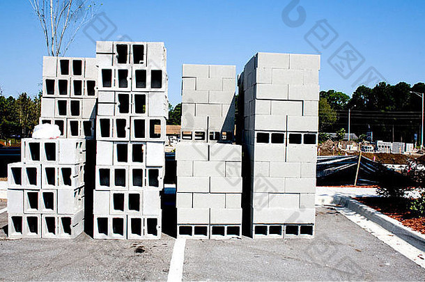 停车场建筑工地上成堆的白色混凝土建筑砖