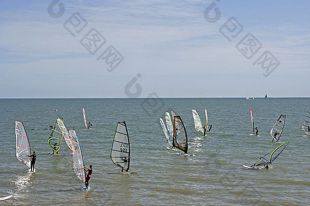 英国汉普郡海岸的帆板学校